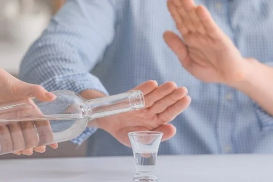 Мужчина отказывается от алкоголя